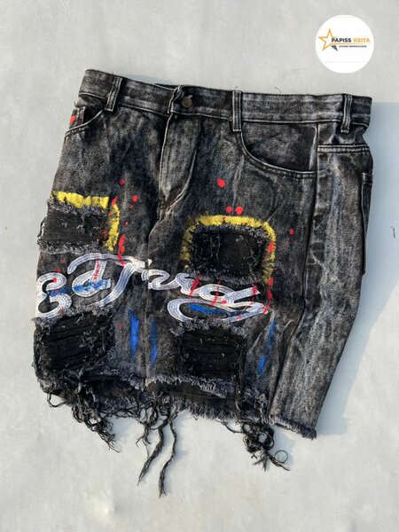 Jupe en jean déchirée artistique