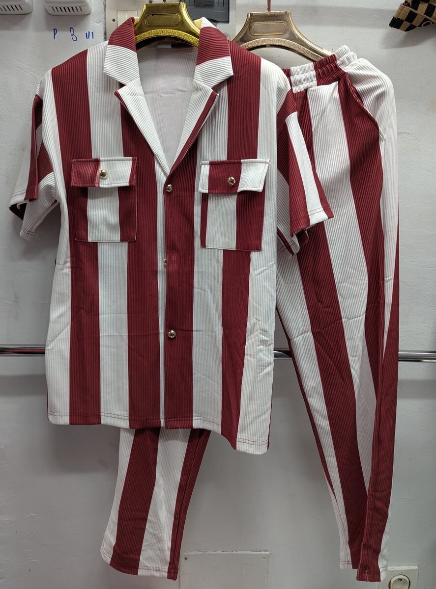 Costume rayé homme moderne