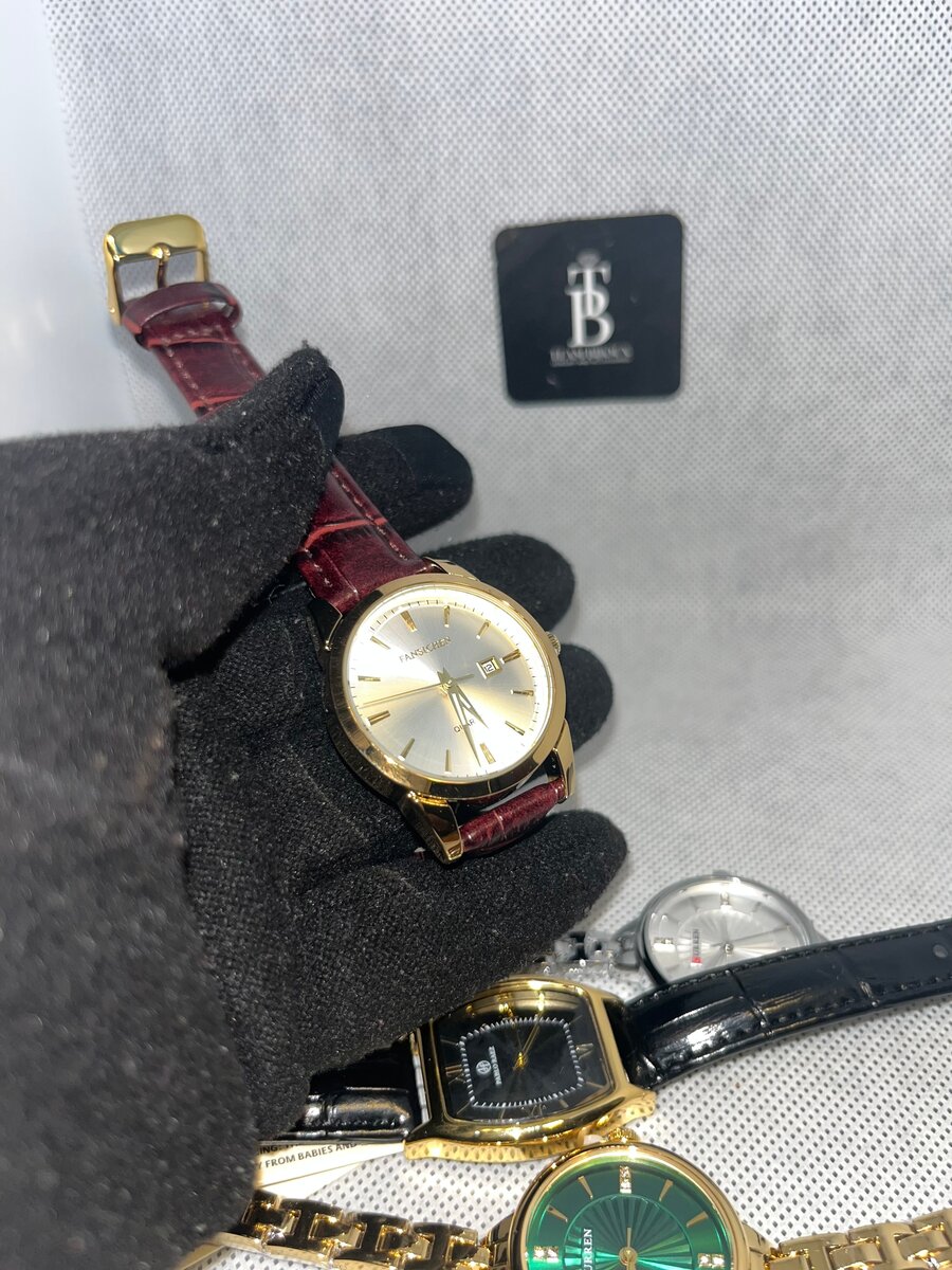 Montre élégante en cuir doré