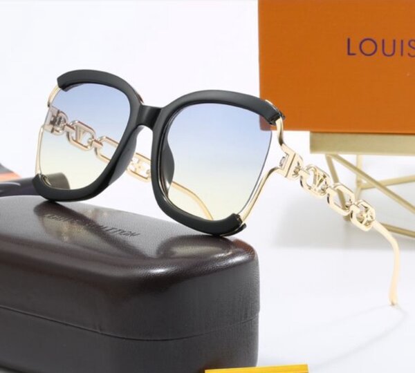 Luxury women sunglasses.300 cedis in  pouch,500 cedis in bra