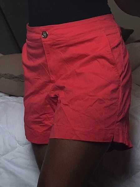 Short rouge élégant femme