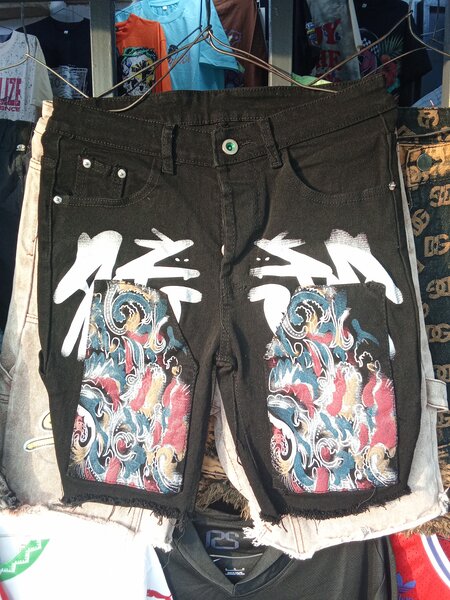 Short en jean graffiti