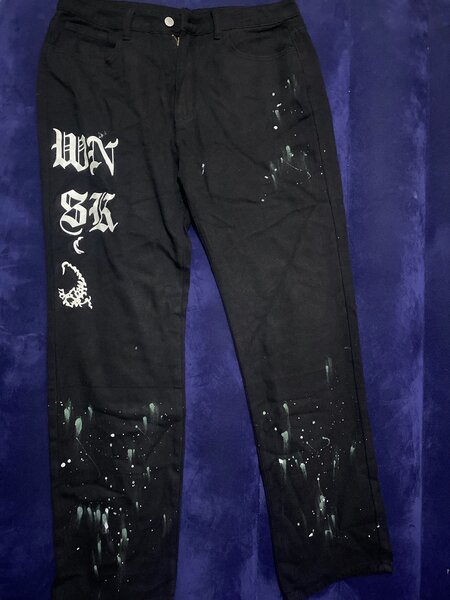 Pantalon noir motif streetwear