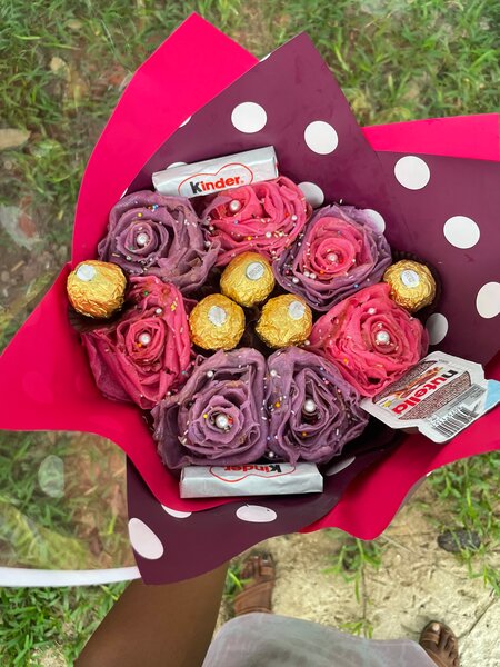 Bouquet de bonbons et fleurs