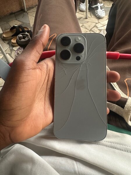 Smartphone avec derrière brisé