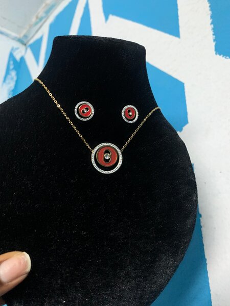 Ensemble collier et boucles d'oreilles élégants