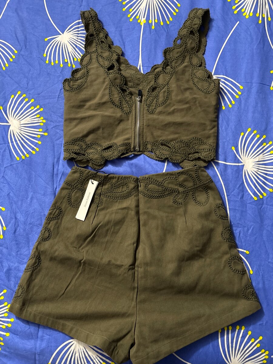 Ensemble court brodé kaki