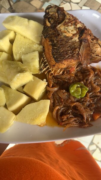 Tilapia grillée avec igname