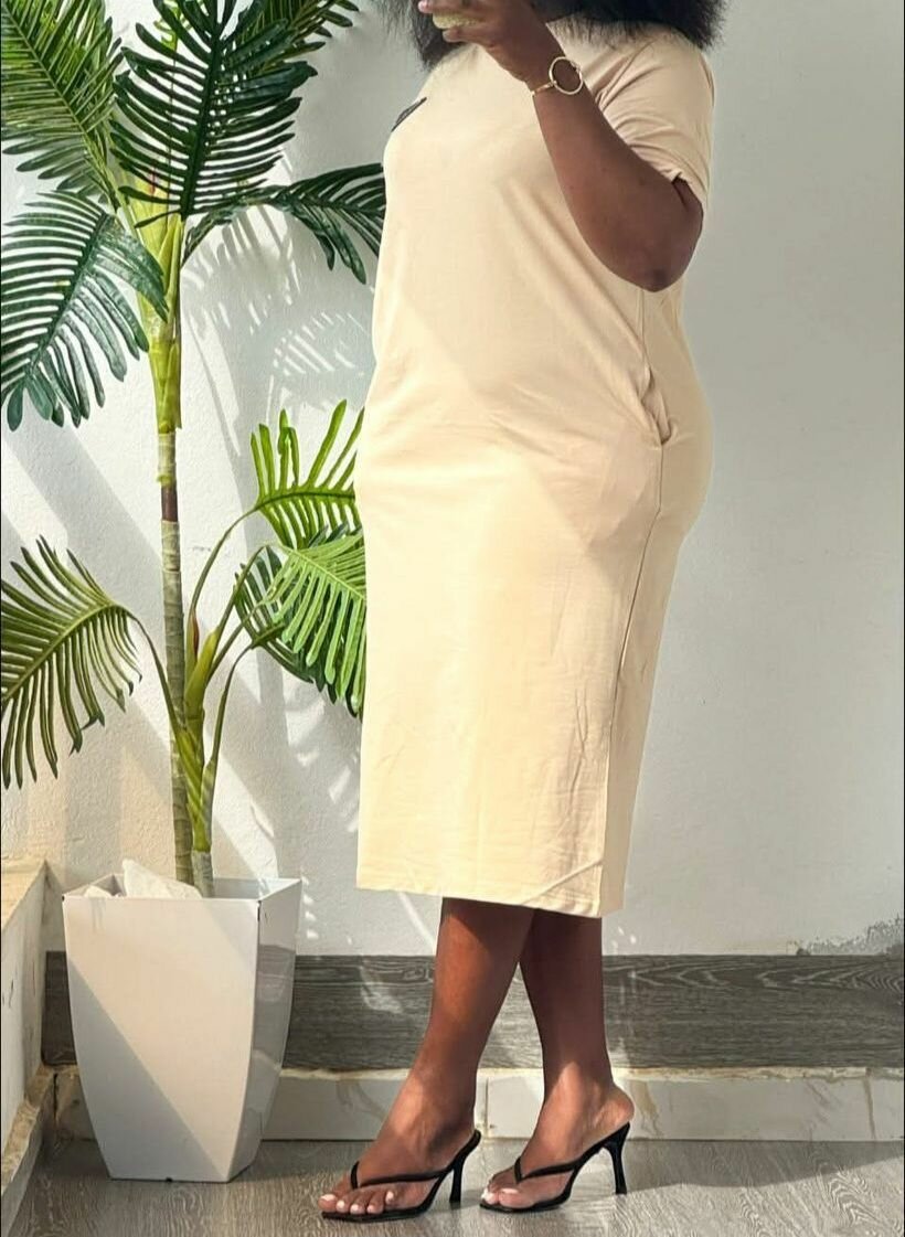 Robe t-shirt beige élégante pour femmes