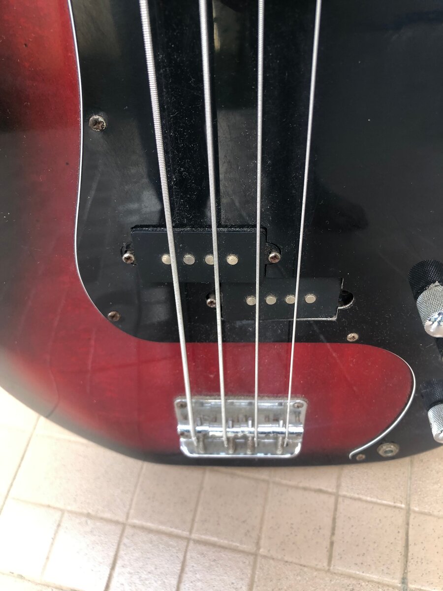 Guitare basse électrique 4 cordes