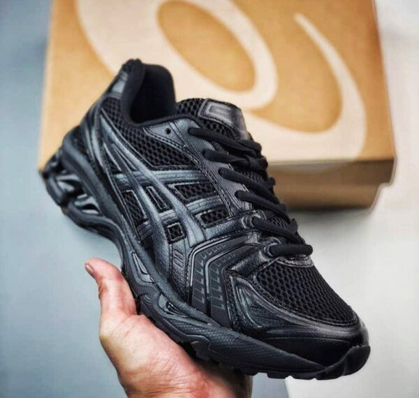 Chaussures de course noires homme