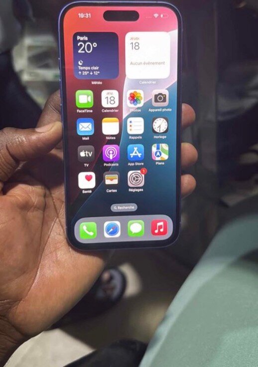 iPhone 16 bleu casi neuf