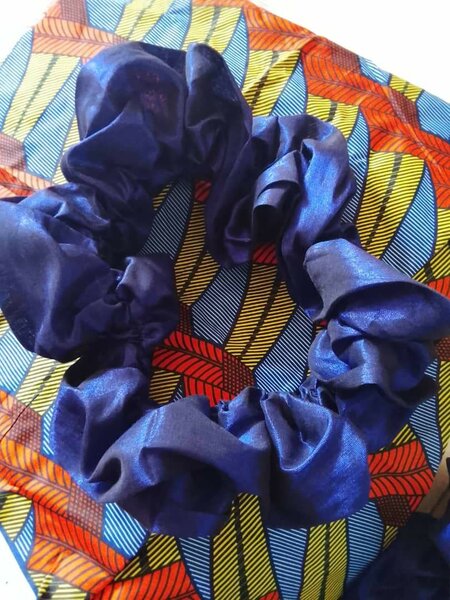 Chouchou en satin bleu élégant