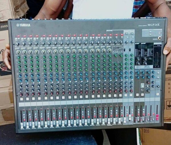 Table de mixage soundcraft 16p