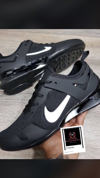 Basket NIKE  Authentique avec sa boîte