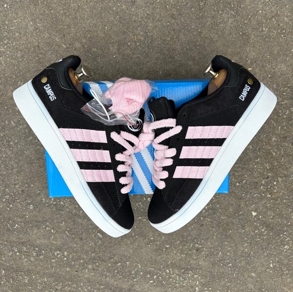 Chaussures noires et roses