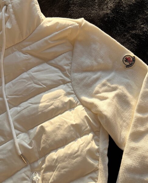 В наличии куртка Монклер, качество очень хорошее, новая!