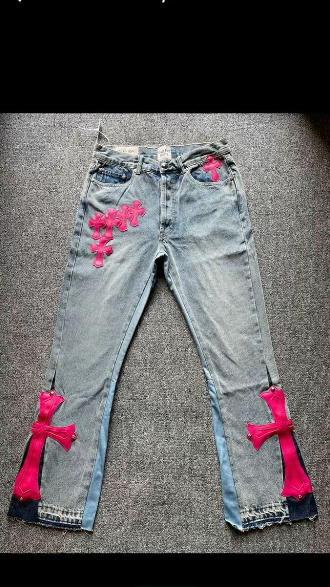 Jeans avec motifs croix colorés