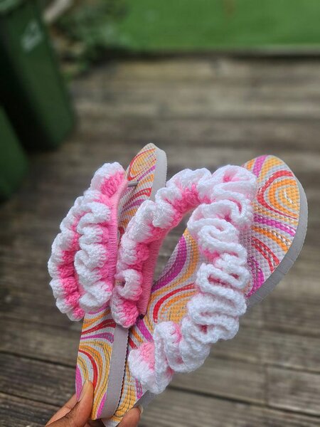 Tongs colorés à pompons