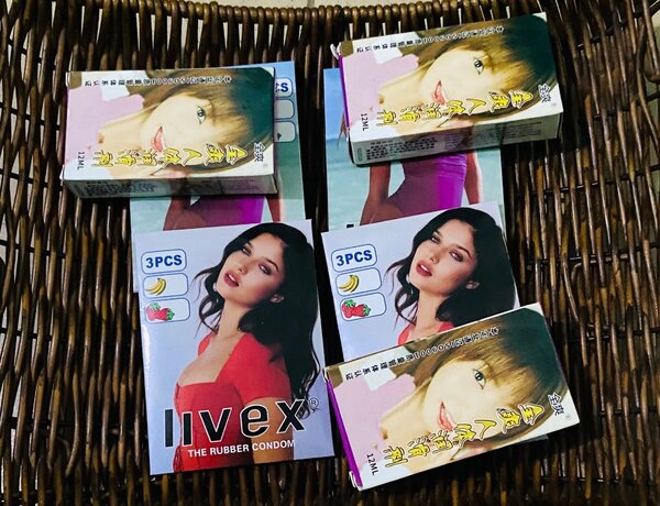 12 préservatifs + 3 lubrifiant