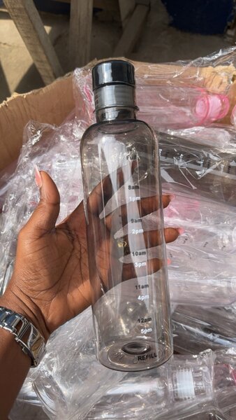 Bouteille d'eau graduée colorée