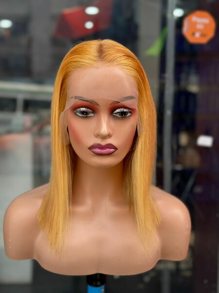 Coupe carré blond frontal