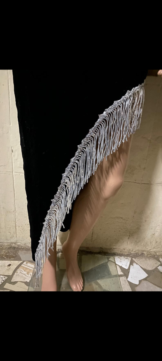 Robe noire en velours à frange