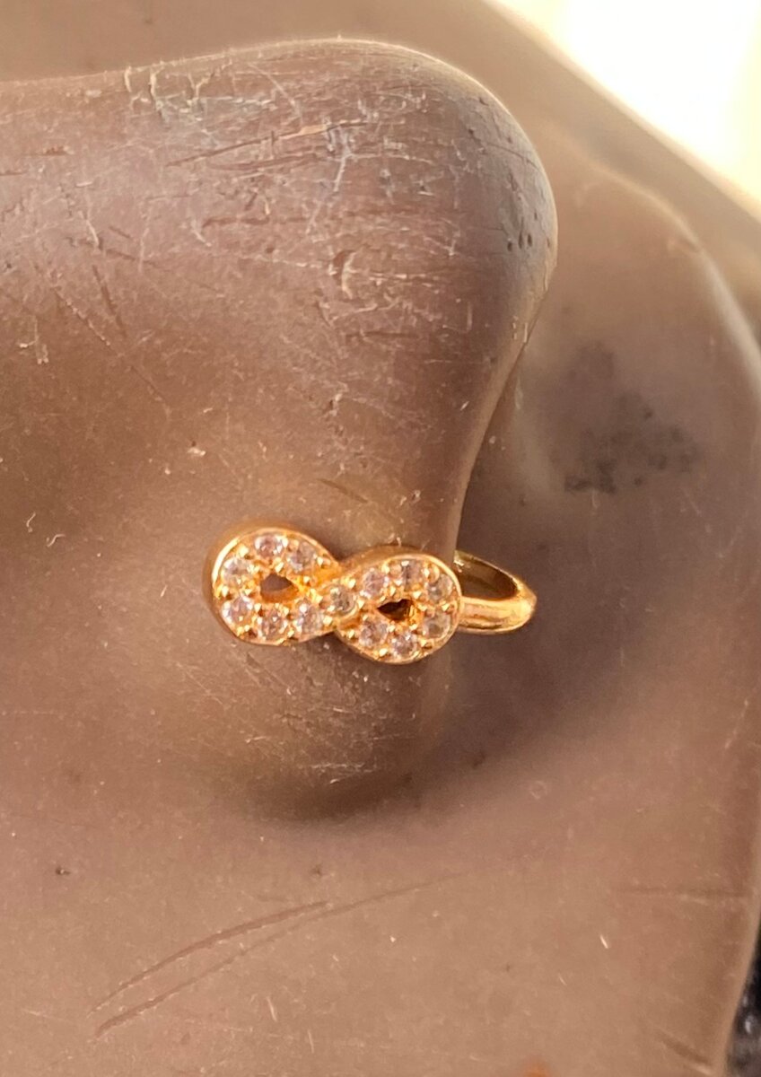 Anneau de nez doré élégant