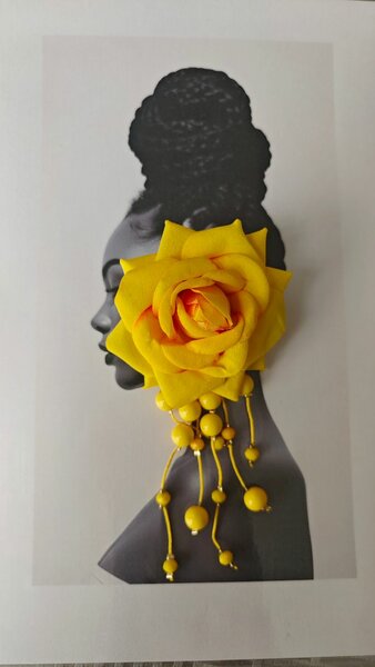 Boucle en fleur jaune élégante