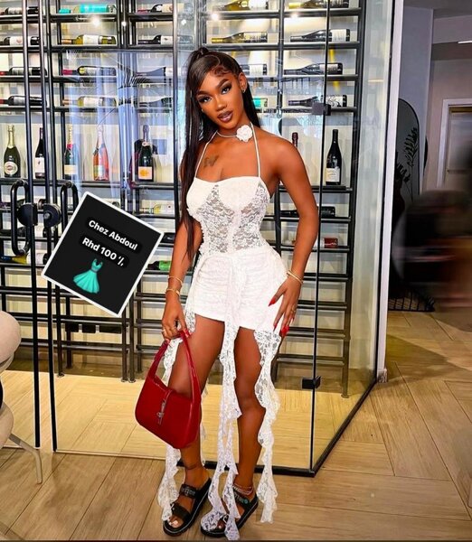 Robe en dentelle blanche élégante