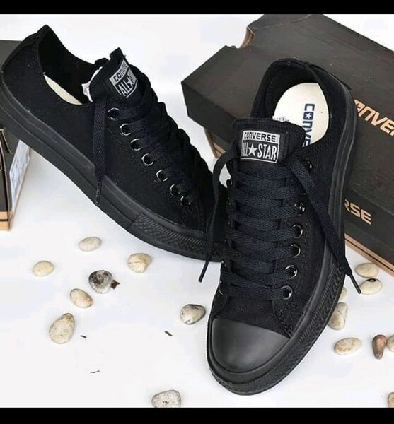Converse Noir