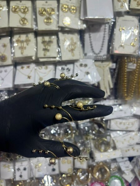 Bagues dorées avec perles