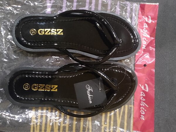 Tongs élégantes en cuir noir