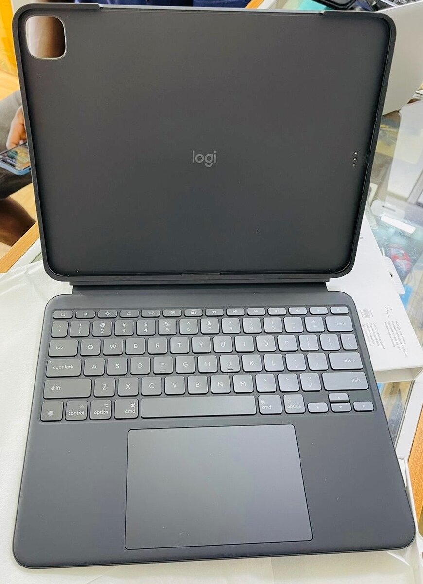 Logitech combo touch keyboard case for iPad Pro 13 (M4)