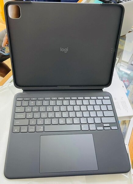 Logitech combo touch keyboard case for iPad Pro 13 (M4)