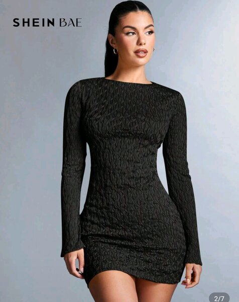 Robe Moulante Noire Échancrée