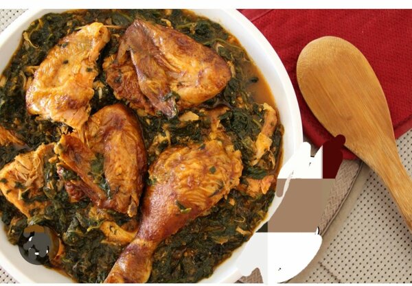 Plat de sauce épinards