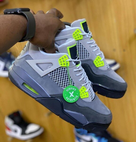 AIR JORDAN 4