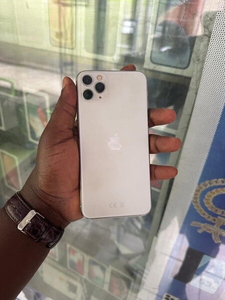 IPhone 11 Pro 64GB casi neuf troc possible