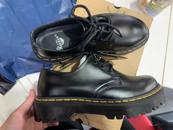 Chaussures en cuir noir Dr. Martens