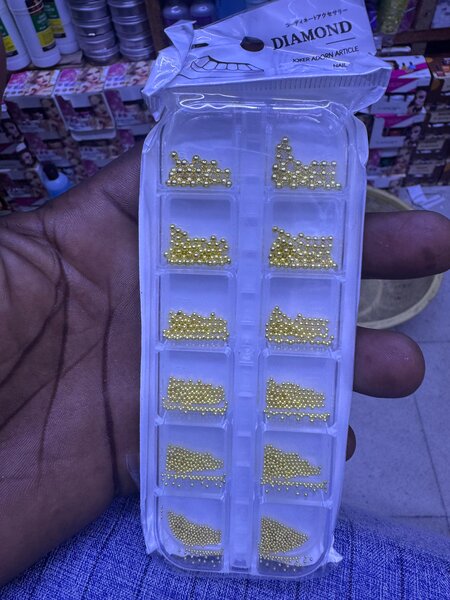 Perles dorées pour nail art