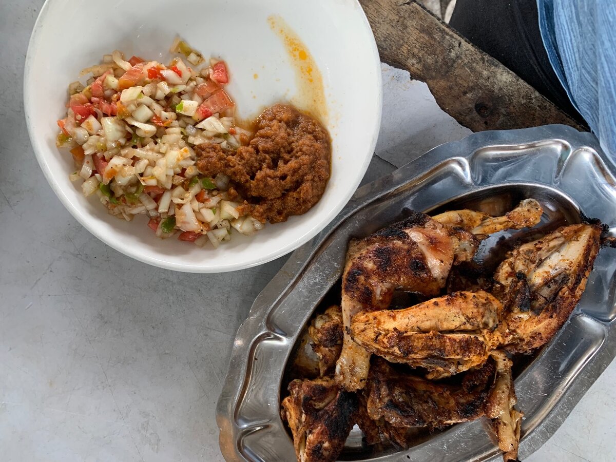 Poulet Grillé Épicé avec Assortiment