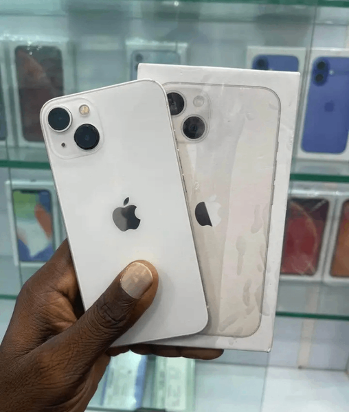 iPhone 13 simple blanc