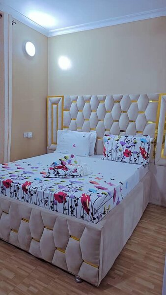  set includes 2 bedsheets and 4 pillowcases.