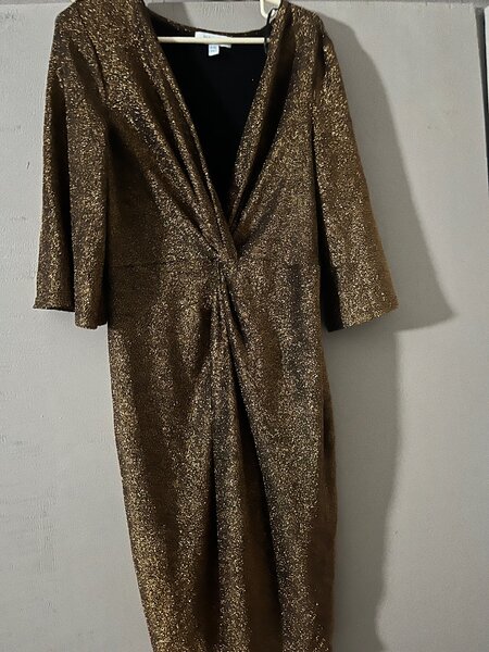 Robe à paillettes dorées