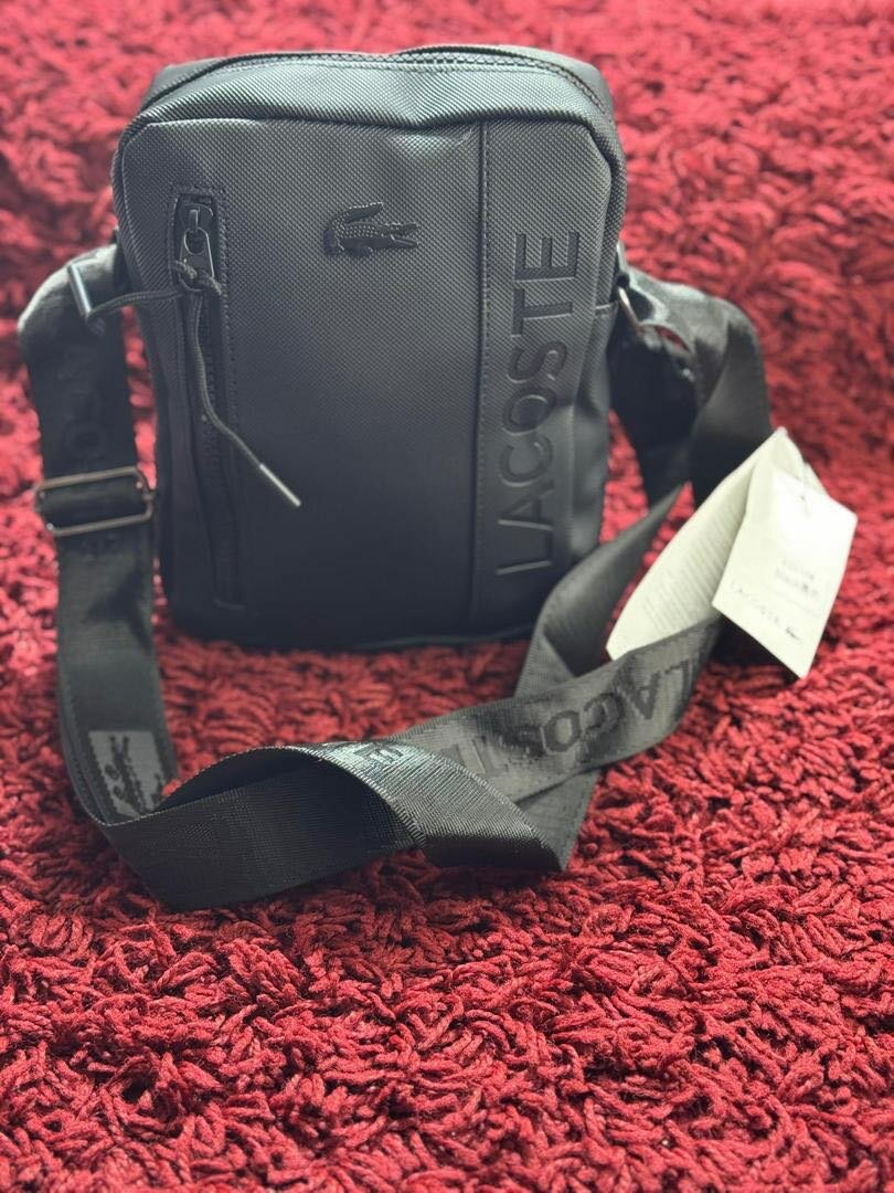 Sacoche noire Lacoste élégante