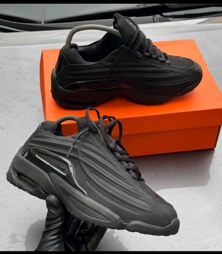 Chaussures de sport noires modernes