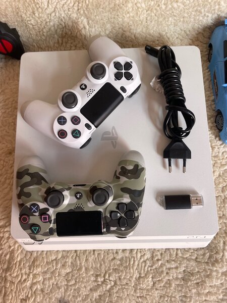 Ps4 Slim blanche /10 Jeux inclus