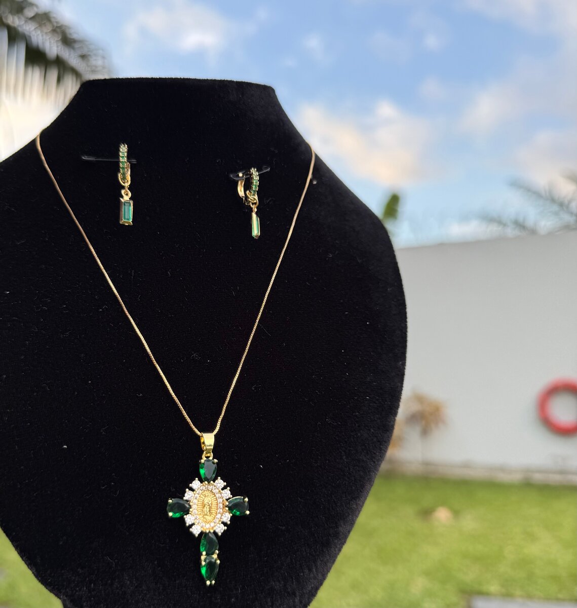 Ensemble élégant collier croix