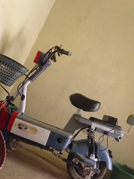 Électro-scooter compact urbain